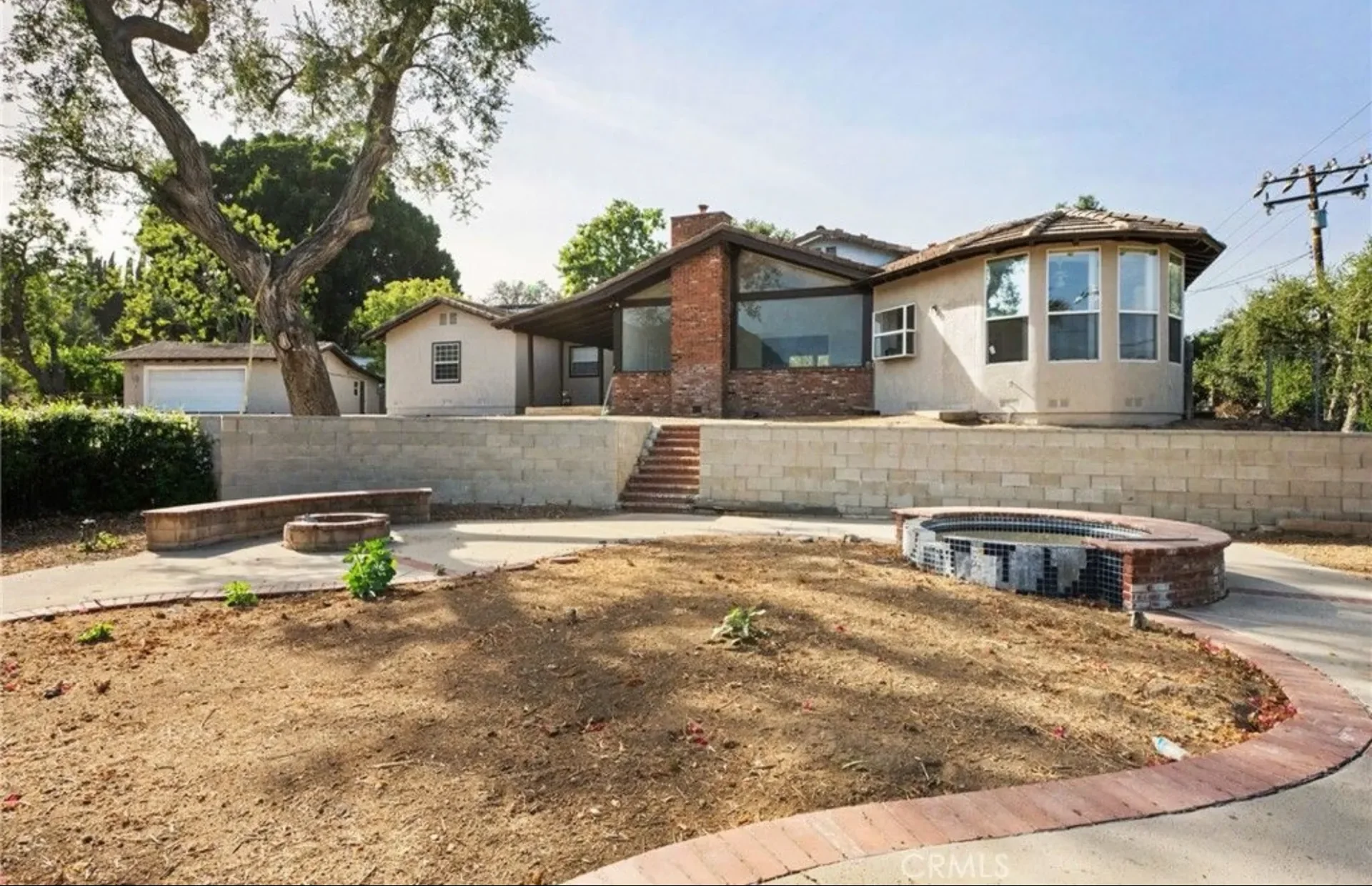 Vista del patio, la vivienda y la piscina en Covina antes de la remodelación